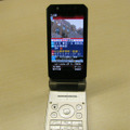 　NTTドコモグループ9社は24日より、携帯電話の新ラインナップとして「AQUOSケータイ SH905iTV」（製造：シャープ） の販売を開始する。