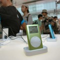 　アメリカから遅れること約半年。ようやく日本でもポータブルHDDプレイヤー「iPod mini」の販売が開始された。アップルコンピュータの直販店「Apple Store, Ginza」では、午前10時からの発売を待つ約1,500人が列をなした。