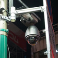 歌舞伎町地区に設置された警察のドームカメラ。専用の制御ボックスとともに街灯の支柱に設置されている。