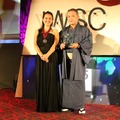 IWSC2014責任者のローラ・カテナ氏、西酒造代表の西陽一郎氏（左から）