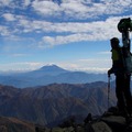 撮影の様子（農鳥岳山頂から富士山を望む）