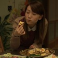 お惣菜「あぶたま煮」をつまみ食いする大島優子