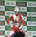 東京秋葉原で開催の『ウルトラ有馬記念＠AKIBA』に小島瑠璃子とウルトラマンが登場