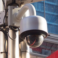 全国の商店街では「LED街灯」と同時に「防犯カメラ」の設置がトレンド。各種補助金制度も充実し、全国各地で設置が進んでいる（写真はイメージ）。