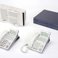 UNIVERGE Digital Phone DT300（左下）　UNIVERGE IP Phone DT700（右下）　UNIVERGE AspireX（左上）