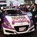 『乃木坂46 navi CR-Z』の前でポーズを撮る白石麻衣さん（左）と、橋本奈々未さん（右）。