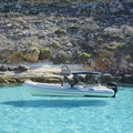 ランペドゥーザ島「空中に浮かぶ船」（イタリア・地中海・ランペドゥーザ島）