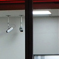 深夜も営業するコンビニには多数の防犯カメラが設置。特にレジ周辺は複数台で撮影を行っている（画像はイメージです）