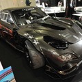 KRC（大阪府枚方市）のRX-7（FD-3S）。フロントインナーフェンダー剥き出しのデザインが異色。アウターパネルはFRP製（大阪オートメッセ15）