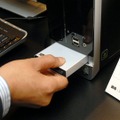 ポータブルHDD「HPポケット・メディア・ドライブ」（別売）のスロットを用意。160GBタイプと250GBタイプが用意されており、大容量の画像、動画などを持ち歩きできる