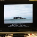 薄曇りの野外で約3.2km離れた場所から「江ノ島」を被写体として撮影した広角時の映像