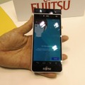 虹彩認証システムを搭載したスマートフォンのデモ展示