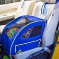 ララは、ペットシートプラスワンに入って助手席に