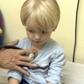 診断を受けるナッツアレルギーの子ども。NHKスペシャル「新アレルギー治療～鍵を握る免疫細胞～」
