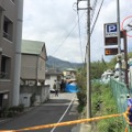 駅側から事件現場の方へと向かう小道には、駐車場の入退場を見る防犯カメラを確認できた