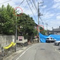 事件現場へと続く小道には、LED防犯灯が設置されていた