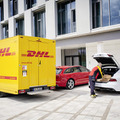 DHLがアマゾンの商品をアウディ車のトランクに配達するアウディ・コネクト・イージー・デリバリー