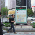 歩道側に多言語対応地図やLED電光掲示板を、車道側に広告を掲示するスマートパネル。フリーWi-Fi機能や緊急放送機能を備えている（画像はプレスリリースより）