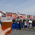 会場は野外。暑くなってきたので、ビールもうまい。