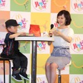 山口もえ（向かって右）と子役の松本晃大