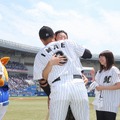 プロポーズ後、今江内野手と抱擁する花島さん