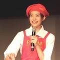 足立梨花が「PARMのチョコ付け体験」を行っている様子