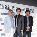 向かって左からネスレ日本の高岡CEO、GACKT、本広監督