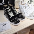 展示のひとつ、Christian Louboutinのミドルカットスニーカー。奥が正規品、手前が模倣品。プロが気づいた相違点がプレートにまとめられ、見学者は実際に手に取って見比べられる