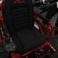 操作はアームレスト部分にあるジョイスティック車イスコントローラーで行う。通常の電動車椅子と大きな違いはない