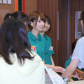 接客をする乃木坂46メンバー