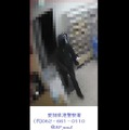 ツイッターで公開された1枚目の画像。刃物を剥き出しにして入店してくる様子がとらえられていた（画像は公式Twitterより）