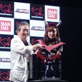 永井豪（向かって左）と篠崎愛。「篠崎さんのフィギュアを作ってほしい」と永井