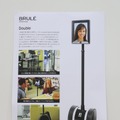ブース内に貼られていた製品ポスター。写真のようにディスプレイに顔を表示させればかなりの存在感が出る（撮影：編集部）