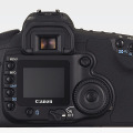 　キヤノンは、有効820万画素APS-Cサイズ（22.5×15.0mm）のCMOSを搭載し、毎秒5コマの連写が可能なデジタル一眼レフカメラ「EOS 20D」を9月下旬に発売する。