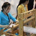 ラオスの綿工場では手作業で機織り