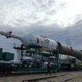 射点へ移動するソユーズロケット（出典：JAXA）