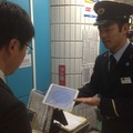 駅社員によるiPadを使用した案内イメージ