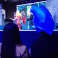 ステージを見つめる北斗晶（左）と佐々木健介（バルタン）