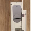 「Qrio Smart Lock」の取り付けイメージ。設置は既存のサムターンの上から被せるだけ（撮影：防犯システム取材班）