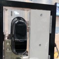 ユーエムイーの「LINKEY」を設置イメージ。シリンダー（カギ穴など）の上から被せる形で設置する。この他にドアの内側にロック機構を設置する（撮影：防犯システムNAVI取材班）