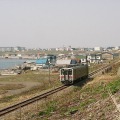 留萌本線留萌～瀬越間を行くキハ54形の普通列車。現在、留萌～増毛間の普通列車は上下合わせて13本が設定されているが、並行するバスは1.7倍近くの本数が運行されている。