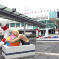 香港最大のショッピングモール「ハーバーシティ」にはキャロル・ファーマンの作品がある他、定期的にアートイベントを開催している。
