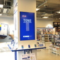 TSUTAYA桜新町店の様子。1階の入口を入ってすぐに「TONE」のコーナーを設置