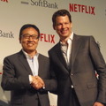 ソフトバンクの代表取締役社長 兼 CEO 宮内謙氏と、Netflix日本法人のグレッグ・ピーターズ氏