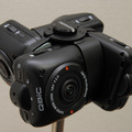 「QBiC Panorama X」。4台の小型カメラを専用リグ（取付金具）に取付けて全天球パノラマ動画を撮影する。スマホを使った一括操作が可能になり、より使いやすくなった（画像はプレスリリースより）