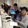 iPadを受け取る新入生