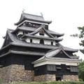 県庁舎のすぐそばに松江城。国宝に指定された