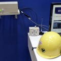 アクティブRFID方式のため、指向性がなく全方位での検知が可能。作業者用タグ、建設機械用タグなど複数の種類がある（撮影：防犯システム取材班）