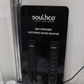 SC内蔵型電子ロックキングシステム。手前の大きなキーがマスターキーで、小さなものがユーザーキー。オプションにはRFIDアクセスやキーパッドもある（撮影：防犯システム取材班）