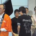 即席サイン会も開催。1番乗りのユーザーのTシャツにサイン